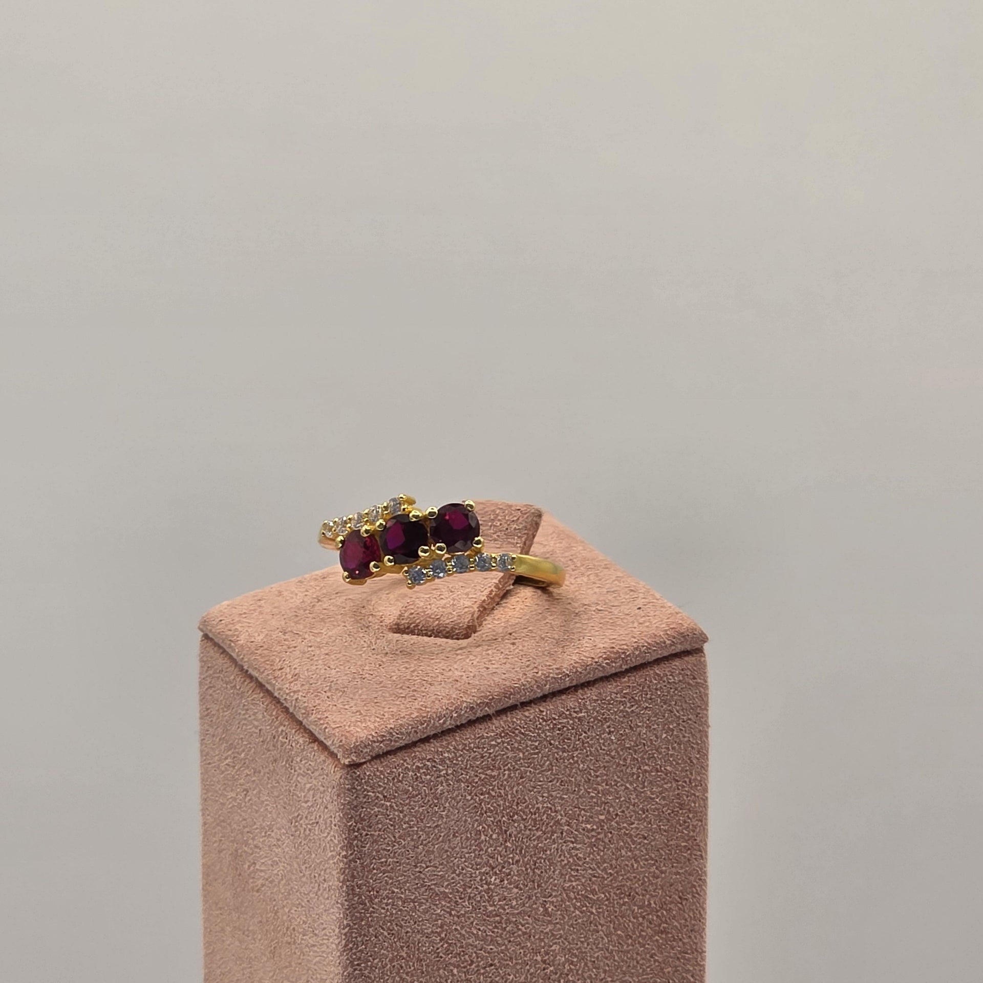 2.9g 22ct Gold 3 Purple Gemstone Ring