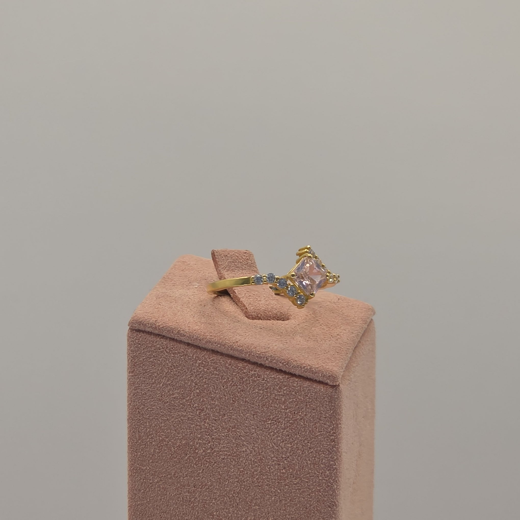 2.4g 22ct Gold pink Gemstone Diamond-Shaped Ring