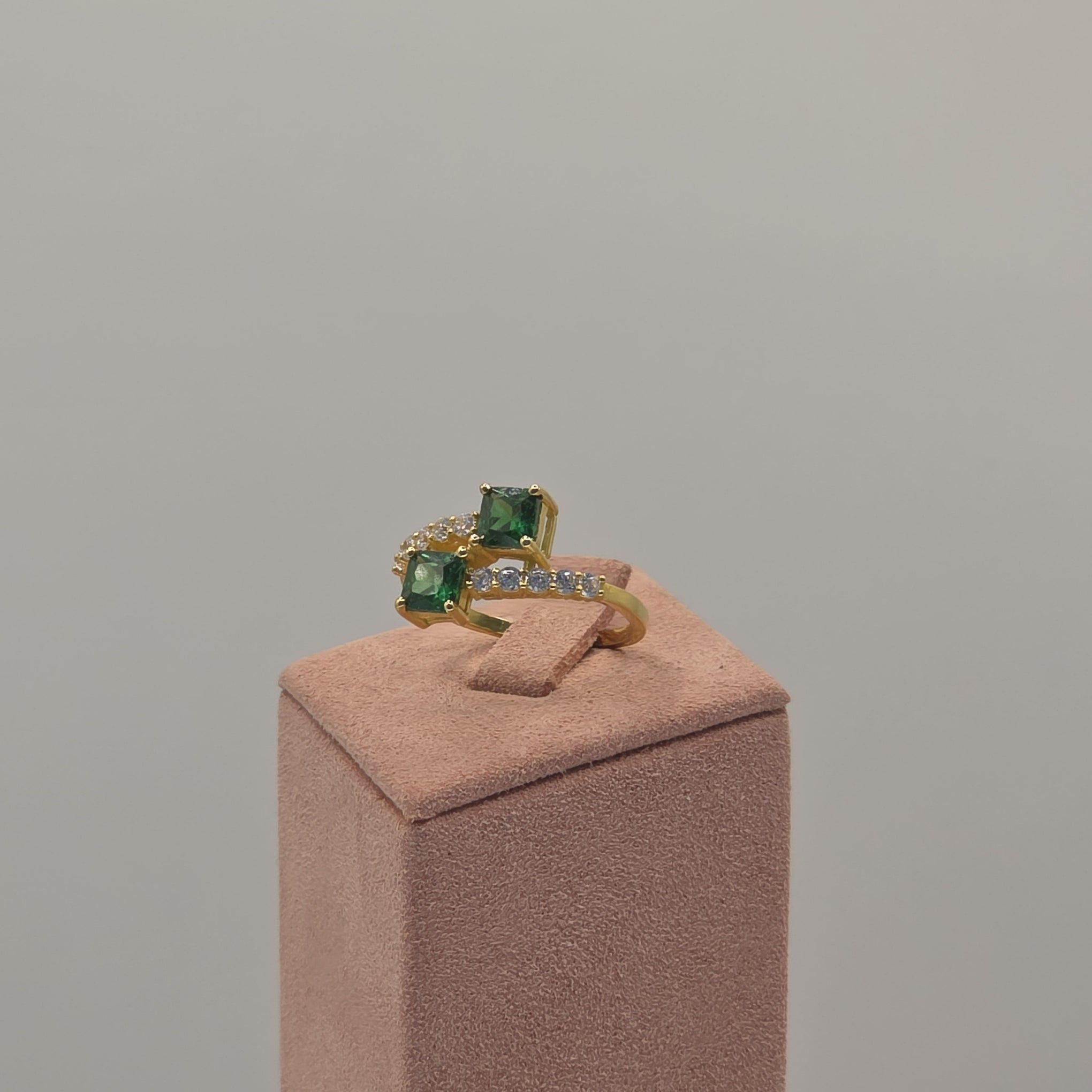 3.5g 22ct Gold 2 Green square Gemstone Ring