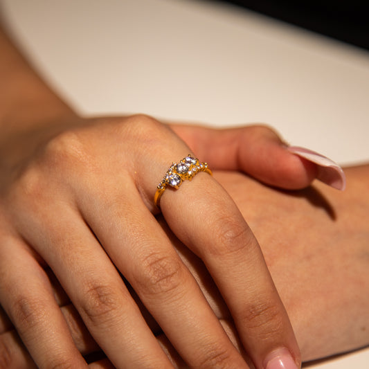 2.9g 22ct Gold Trio Clear Gem Ring