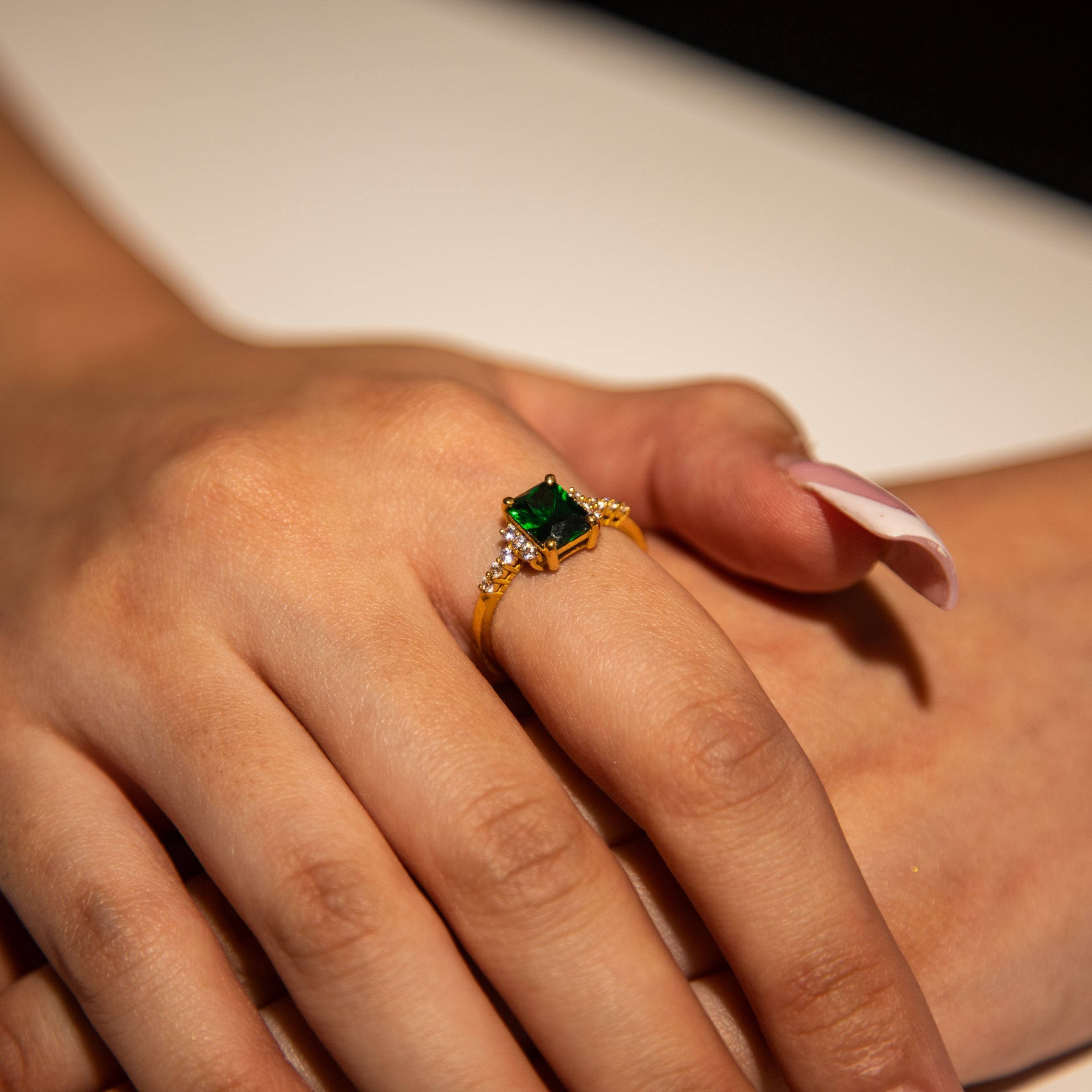 2.9g 22ct Gold Green Rectangle Gem Ring