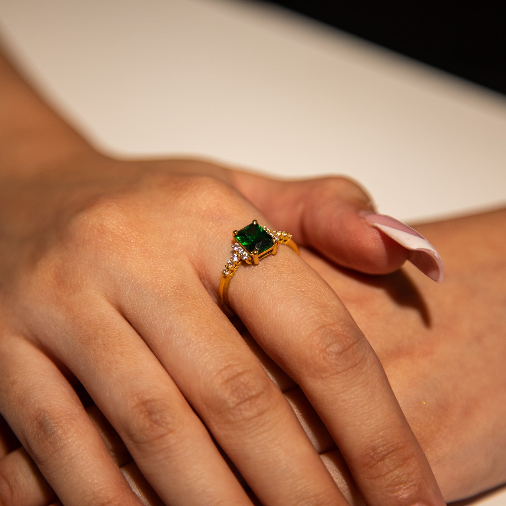 2.9g 22ct Gold Green Rectangle Gem Ring