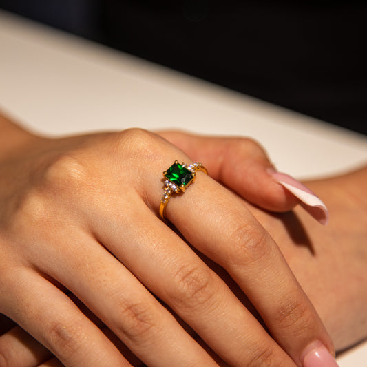 2.9g 22ct Gold Green Rectangle Gem Ring