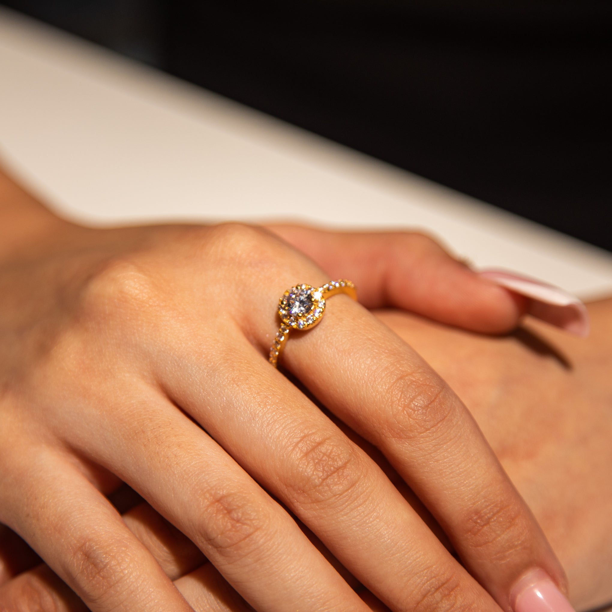 3.2g 22ct Gold Clear Circle Gem Classic Elegance Ring