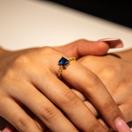 3.1g 22ct Gold Blue Rectangle Gem Ring