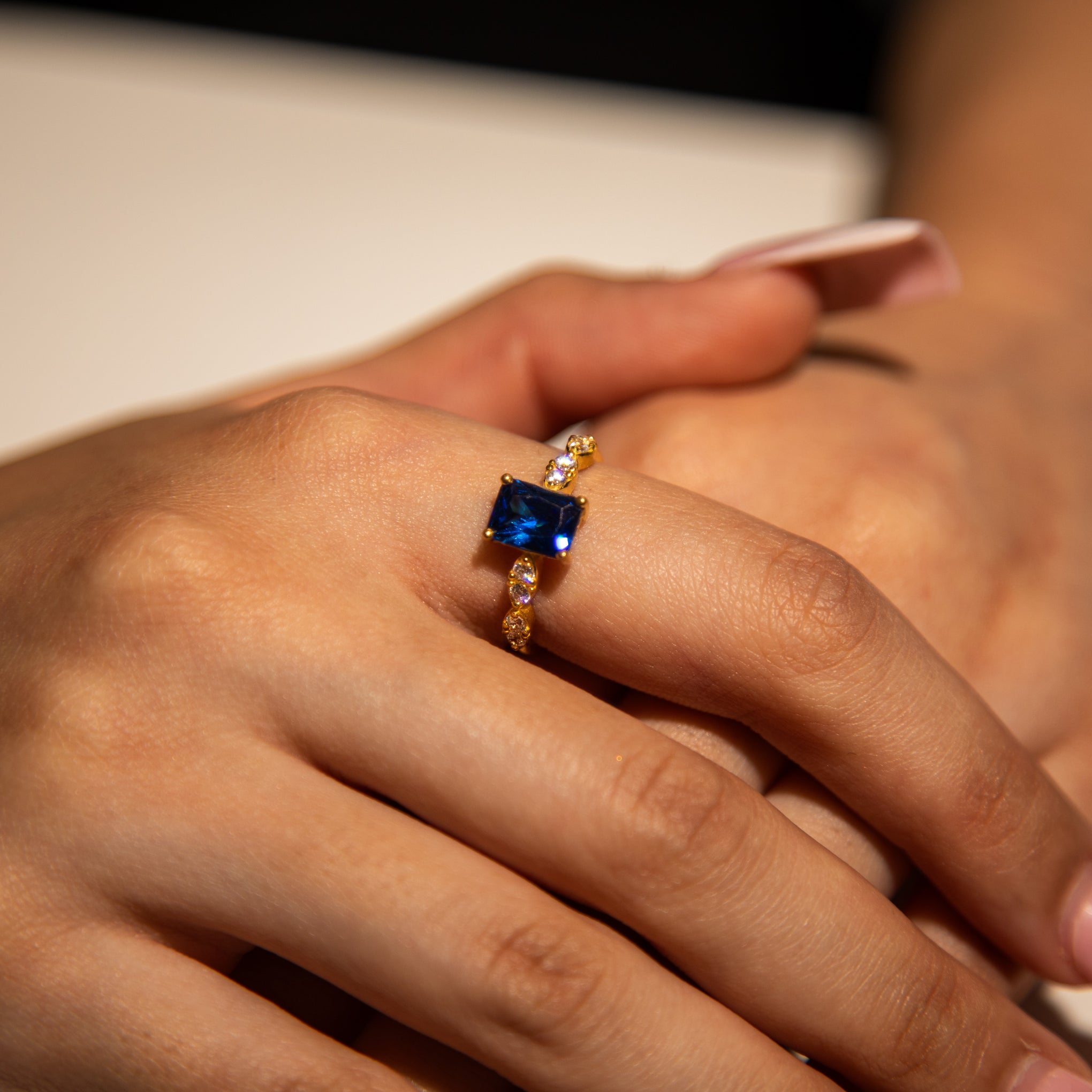 3.1g 22ct Gold Blue Rectangle Gem Ring