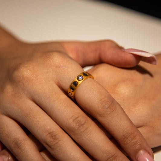 3.1g 22ct Gold White Gold Heart Dual-Tone Band Ring - Size M
