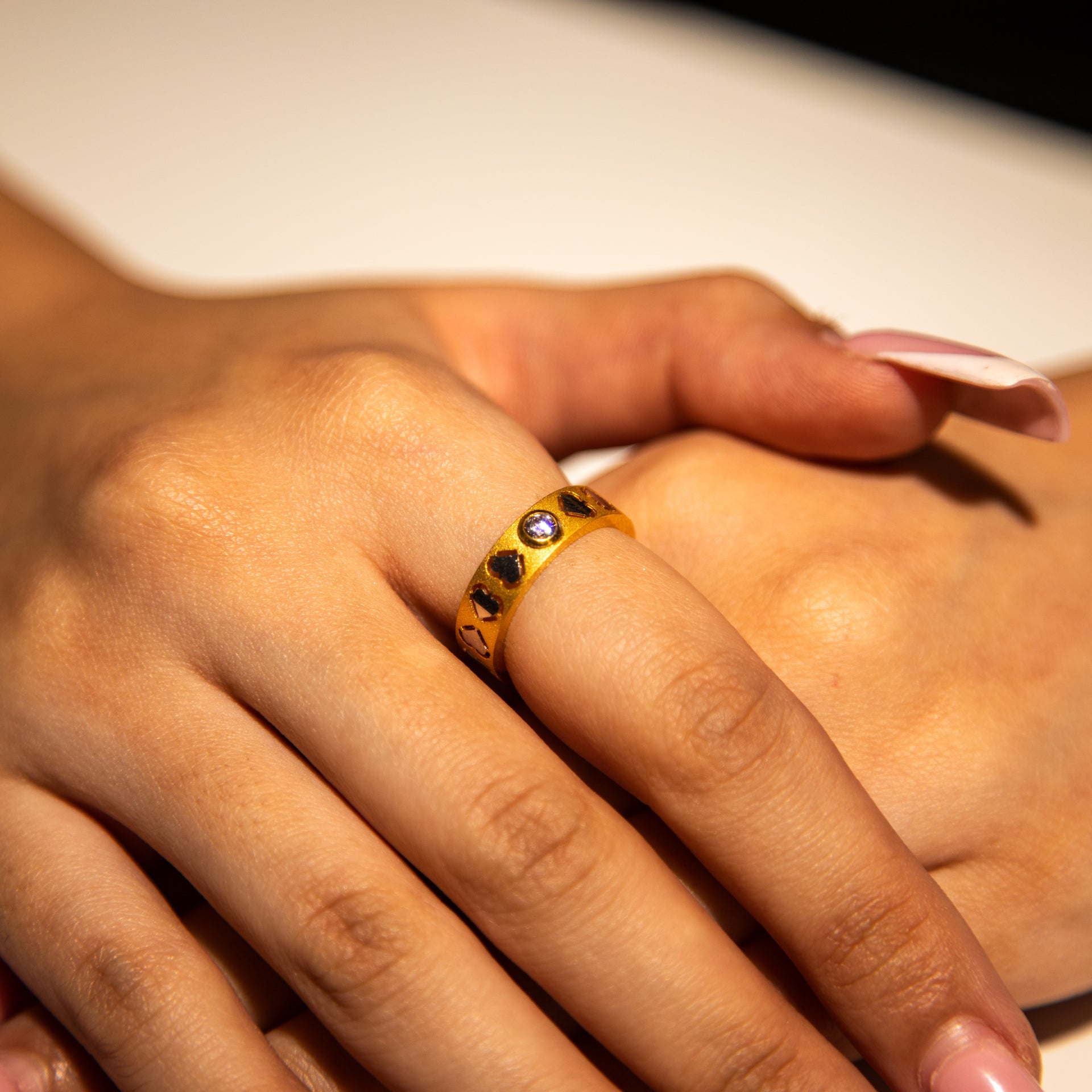 3.1g 22ct Gold White Gold Heart Dual-Tone Band Ring - Size M