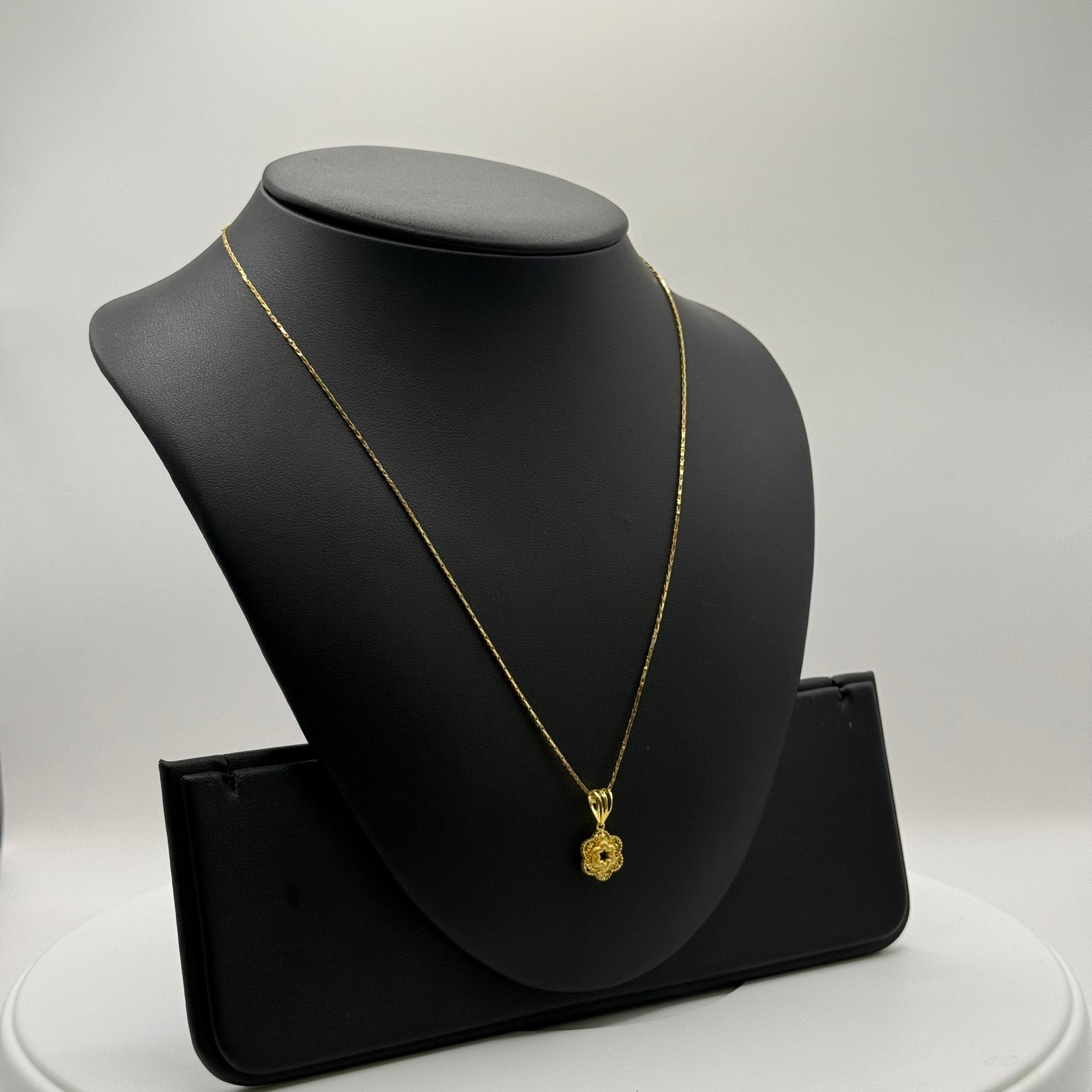 4.7g 22ct Gold Flower Pendant + Chain Necklace