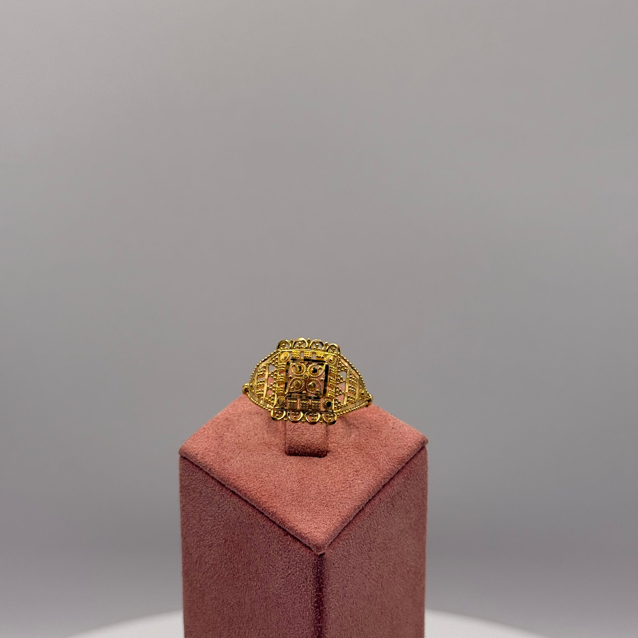 3.7g 22ct Gold Square Filigree Ring