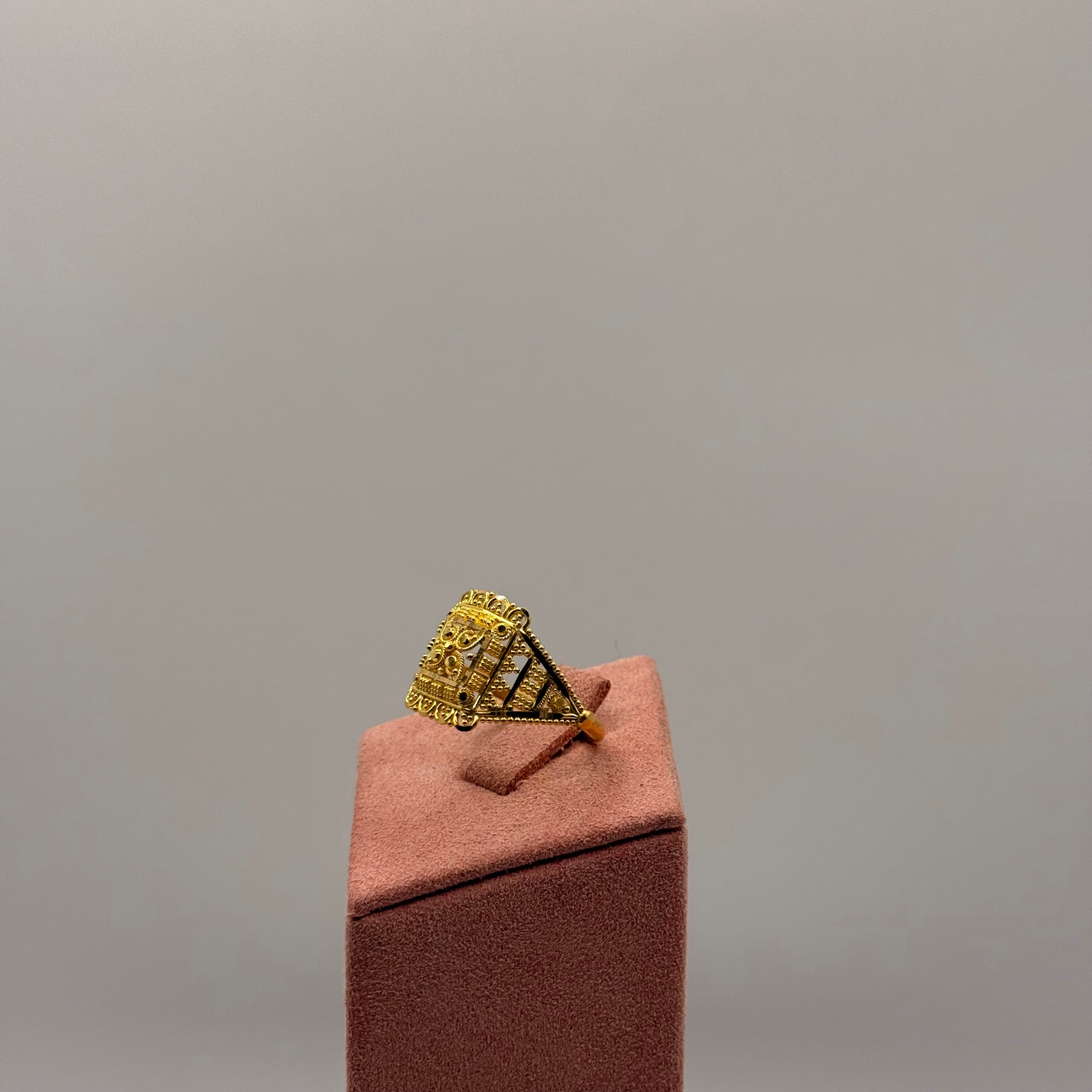 3.7g 22ct Gold Square Filigree Ring