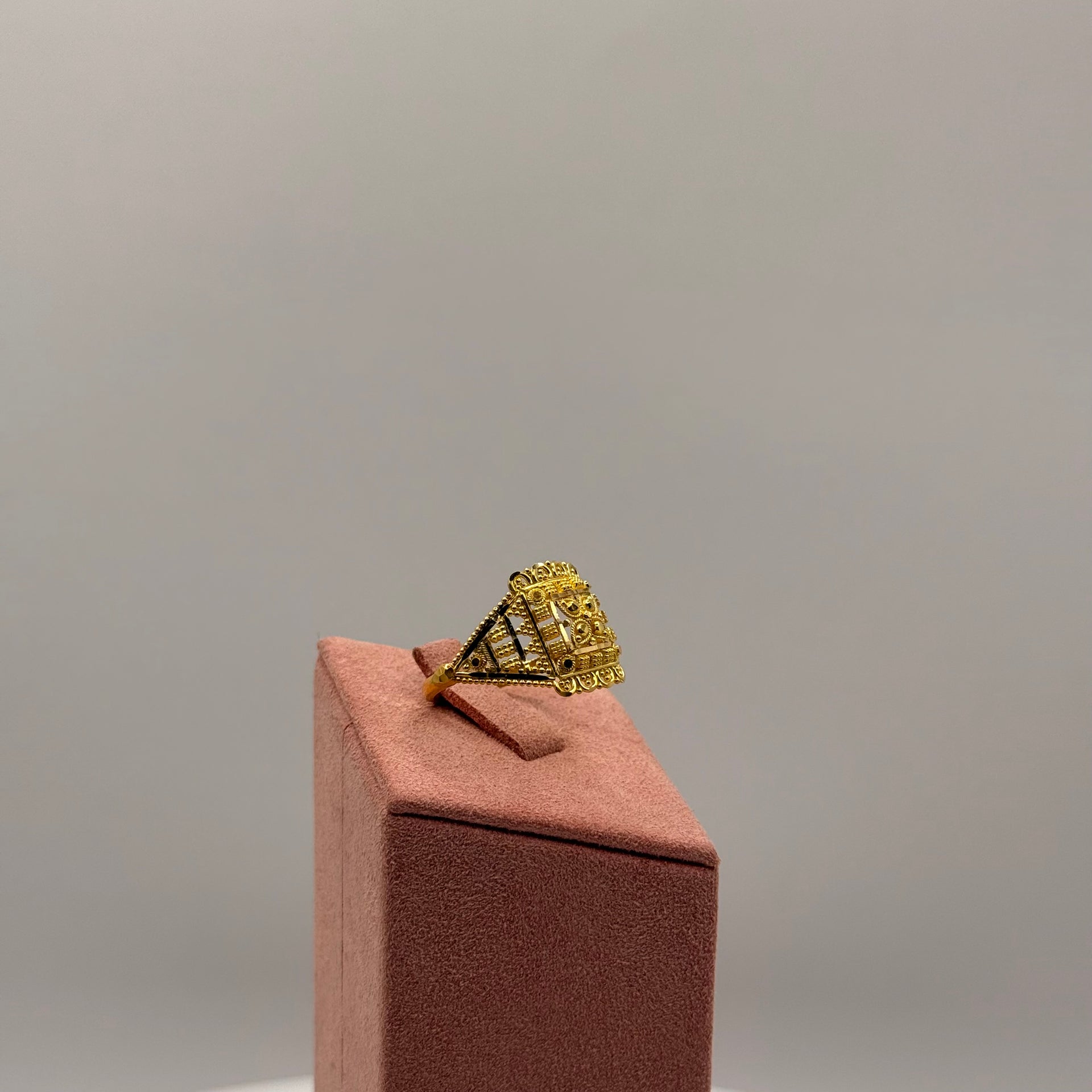 3.7g 22ct Gold Square Filigree Ring